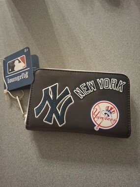 Loungefly New York Yankees Black Zip Wallet
